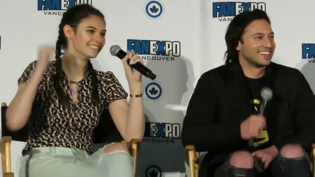 JESSE RATH & NICOLE MAINES (Supergirl) - Fan Expo Vancouver 2020 - Panel
