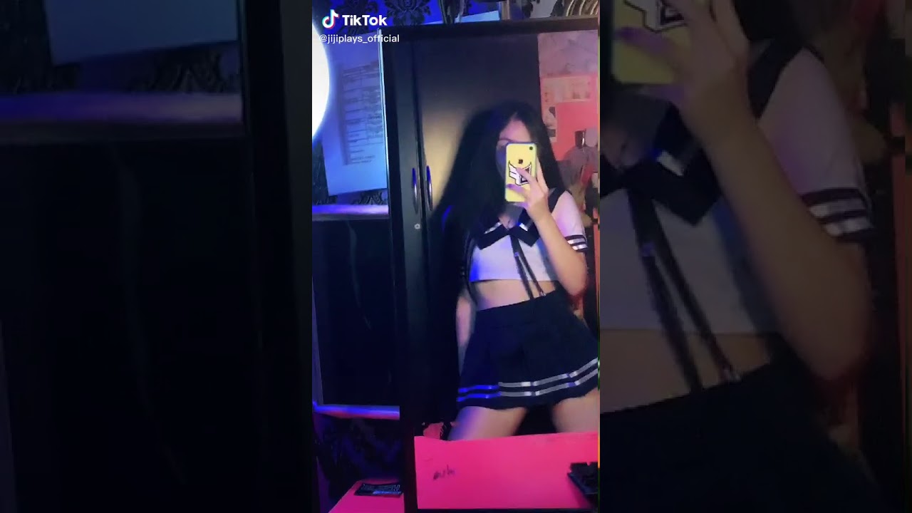 Jiji plays tiktok