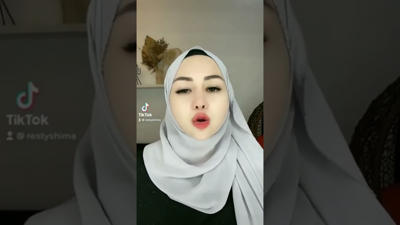 Jilbab ngemut pisang