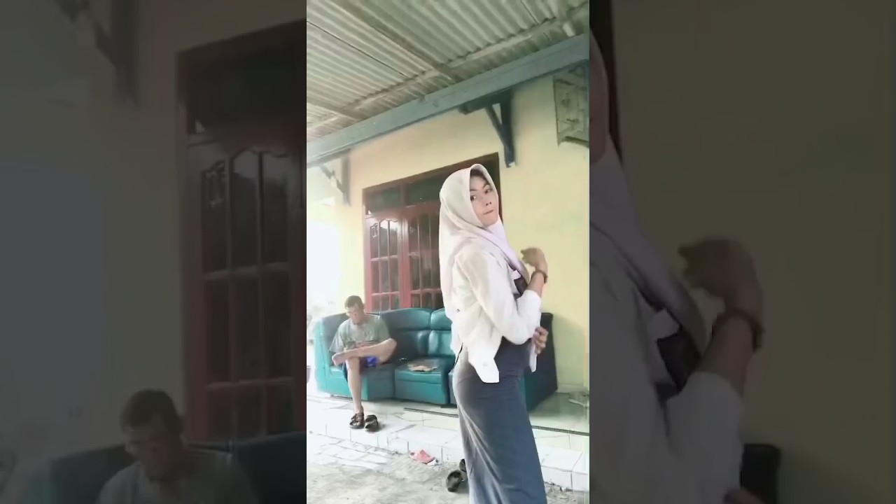 jilbab sma rok span goyang di depan bapak