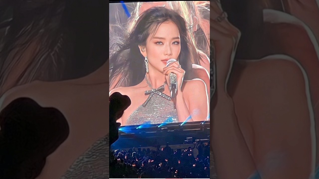 Jisoo always slays on big screen .#blackpink #jisoo #jennie #lisa #rosé