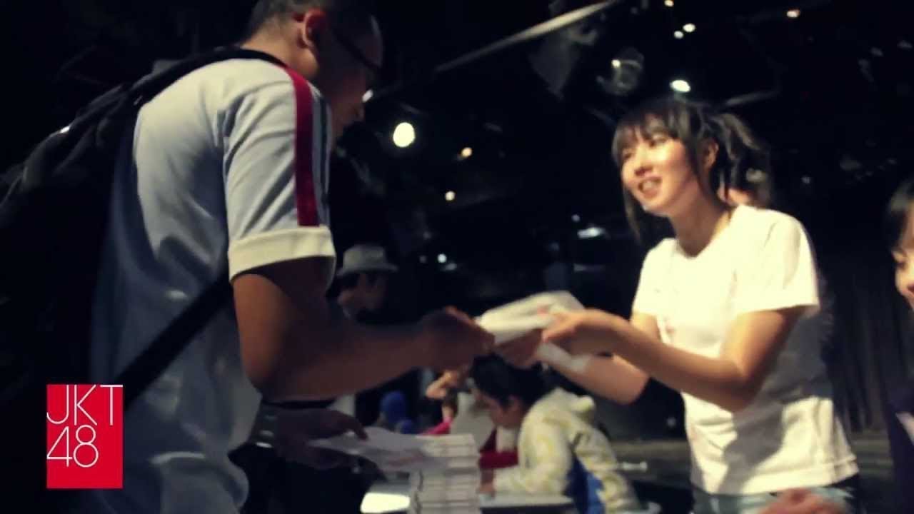 JKT48 Diary: Selling Heavy Rotation CD at JKT48 Theater