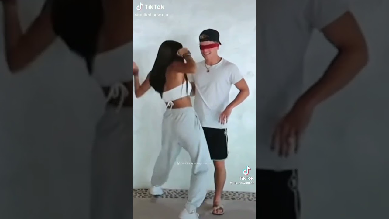 Josh relando no peito da Sabina sem querer