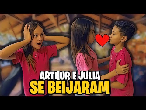 JULIA AND ARTHUR KISSED