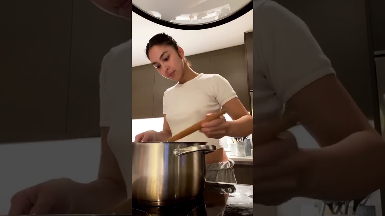 Julia Barretto Bakat na bakat habang nagluluto