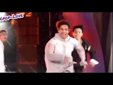 Jungkook Taehyung'u kovalıyor (O da su döküyor)😄