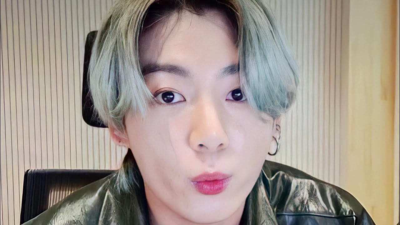 JUNGKOOK VLIVE singing 10,000 hours