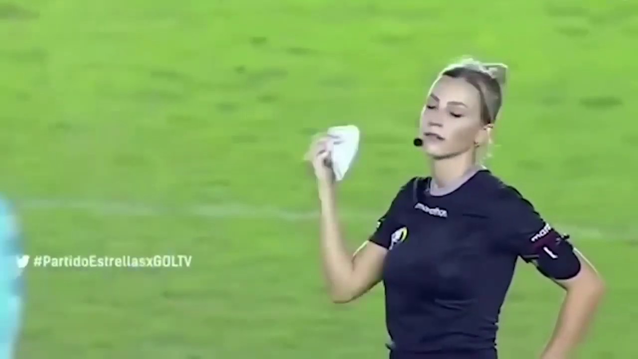 Kadın Hakem: Fernanda Colombo Maçta Yaptığı Şaka ve Gülüşüyle Gönülleri Fethetti
