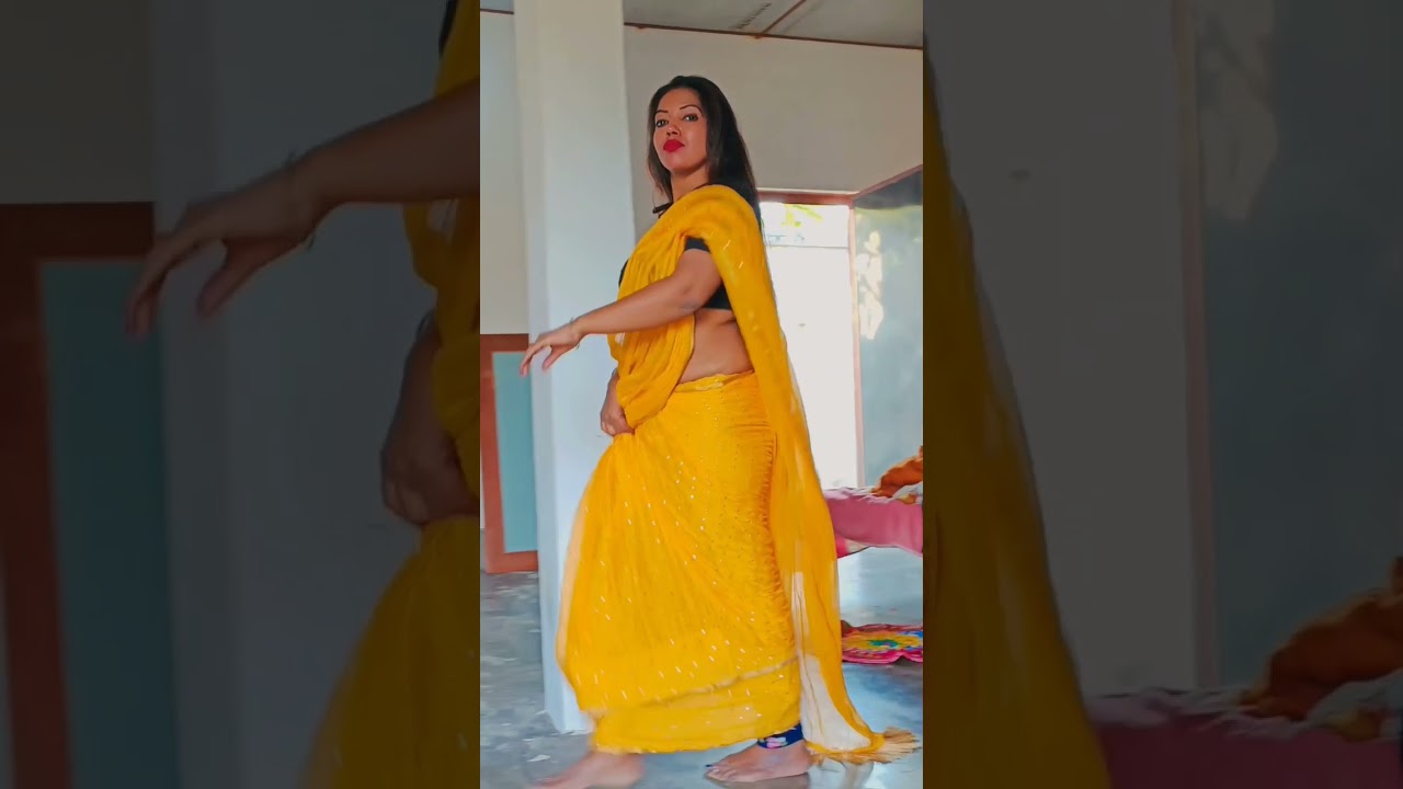 Kaisi lgi yellow 💛 saree.