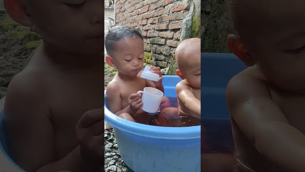 Kakak adik mandi. Hisyam & Khalid