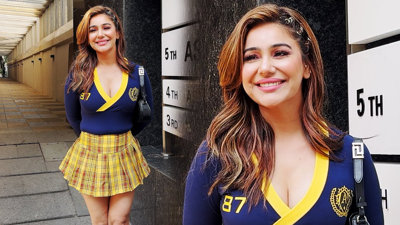 Kangna Sharma Looks Stunning in Mini Skirt & Top – Slays in Bandra! 😍✨