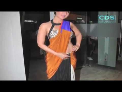 Kareena Kapoor Top Slips At Press Conference !!