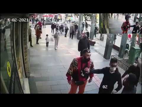 karısını taciz eden adamı sokak ortasında dövdü