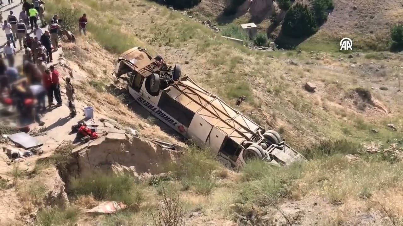 Kars'ta yolcu otobüsünün şarampole devrilmesi sonucu 7 kişi hayatını kaybetti, 22 kişi yaralandı