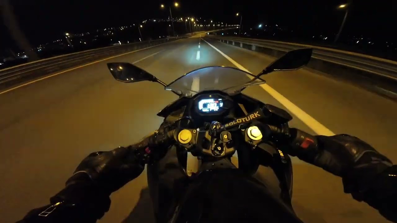 Kawasaki Ninja 500 vs Honda CBR500r Roll Race