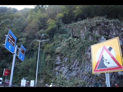 Kaya düşmesi tehdidi altındaki ilçeye çelik ağlı önlem