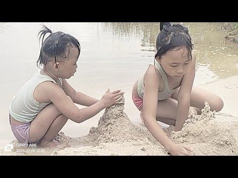 KEGIATAN KELUARGA BESAR ARSY APIZA MANDI BERMAIN PASIR DI TEPI SUNGAI
