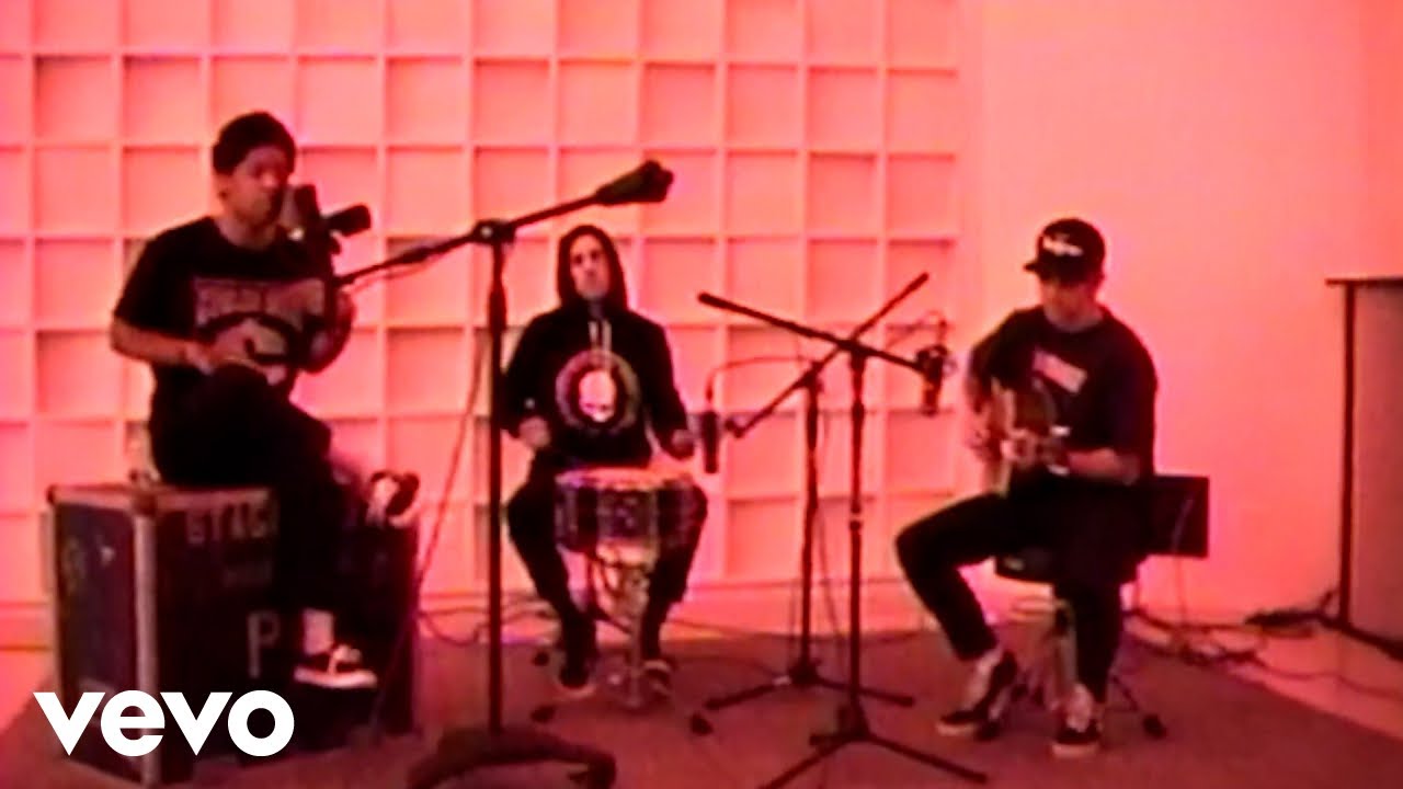 KennyHoopla - estella// (feat. Travis Barker) (Acoustic Performance)