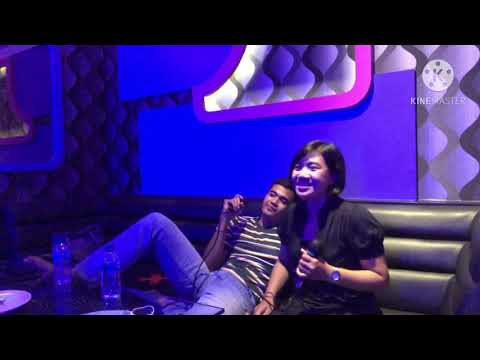 Keseruan di tempat karaoke