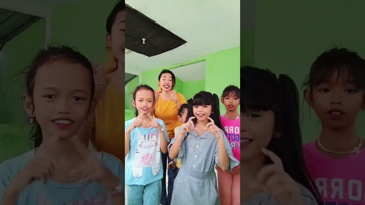 Ketika Mama Kaget Liat Ara Ngumpet Di Belakang Teman Cantiknya. Ko Takut Sma Yg Tak Bertaring Cakar?