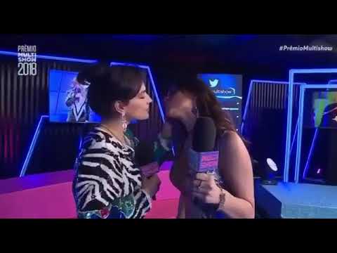 Kéfera e Bruna Louise se beijam durante prêmio multishow