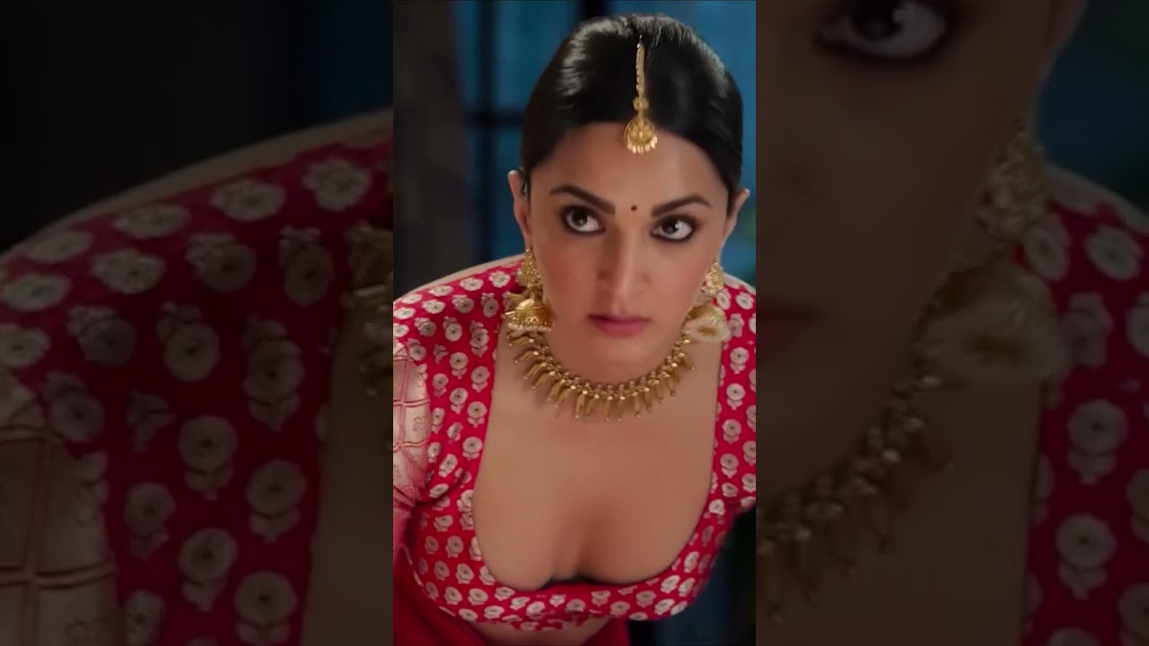 Kiara Advani red saree hot look. High waist navel shown sexy #kiaraadvani