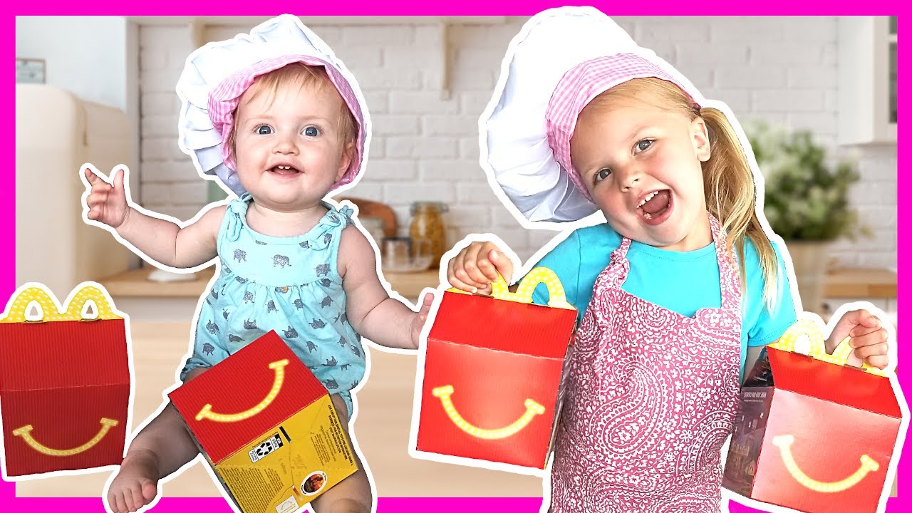 Kin Tin Teaches Baby Sister Roro How To Cook Her Favorite Food! Pretend Play Chef
