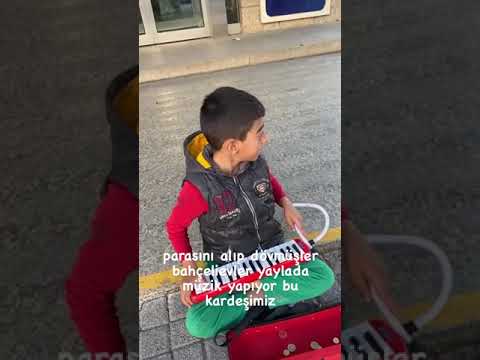Küçük çocuğu dövüp parasını aldılar& dayak yiyen küçük çocuk& sokakta müzik yapan çocuk dayak yedi