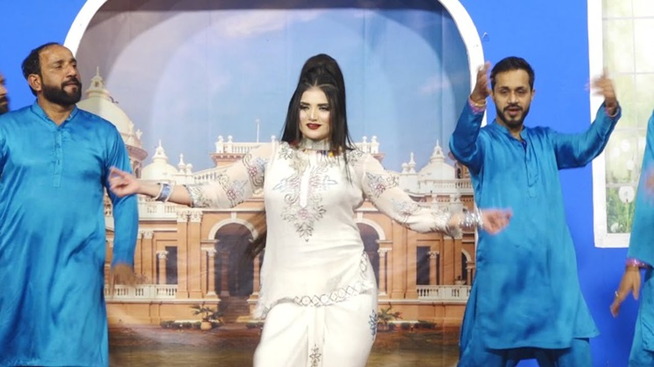Komal Khan | Karle Menu Pyar Sajna | Punjabi Music Stage Mujra Dance
