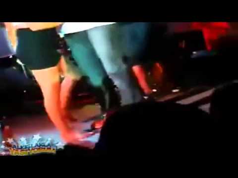 Konserde Mundar Edilen Genç Kız