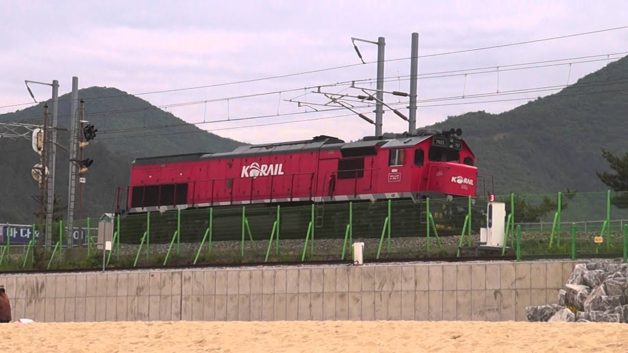 Korail EMD GT26CW-2 7502 passing by Jeongdongjin Beach