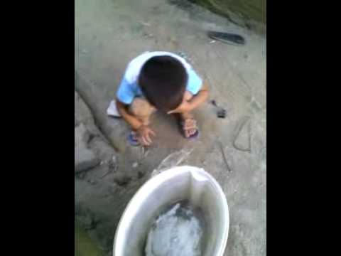 korkudan altina eden cocuk