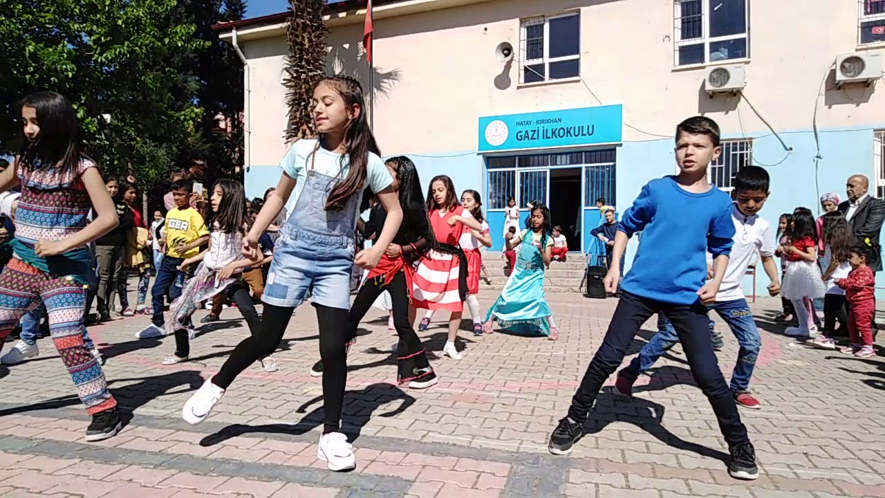 Kırıkhan gazi ilkokulu 23 Nisan deli bile