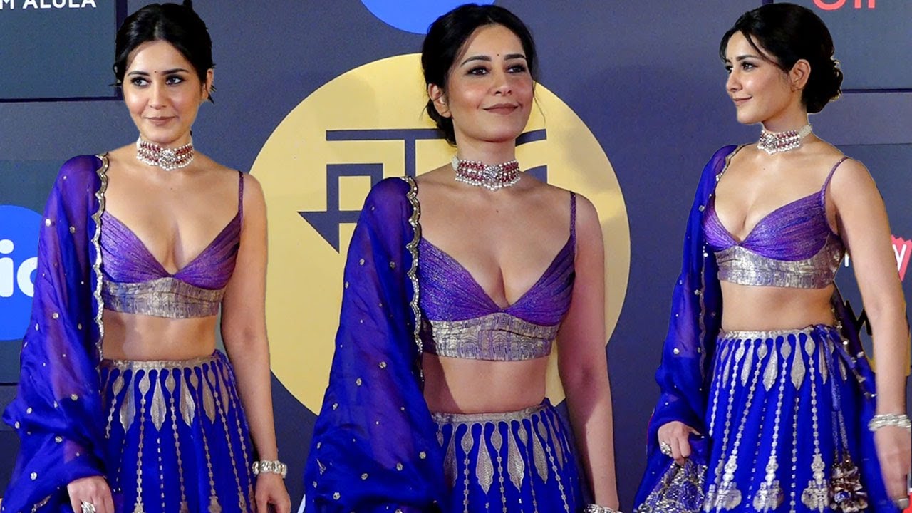 Kuch Dikha ❓ Rashi Khanna Awkward Moment Seen In Very Deep Neck Choli At Jio Mami