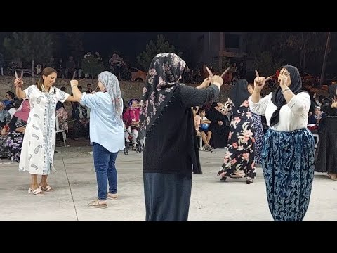 Kuyunun başında çifte güzeller.(Emirdağ kaşık oyunu)