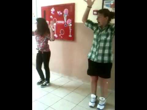 Kızlar okulu birbirine katıyor