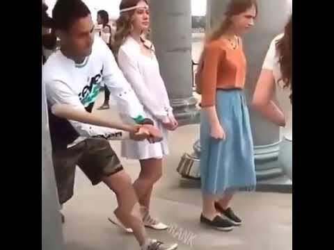 Kızın Poposuna Beyzbol Sopasıyla Vurdu