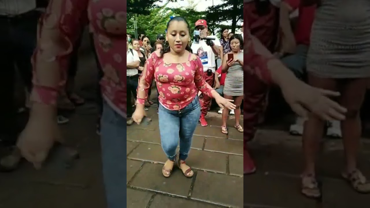 La Chica Sexy De La Plaza #karlita #plazalibertad #shorts #elsalvador #e#lalibertad #vloguera