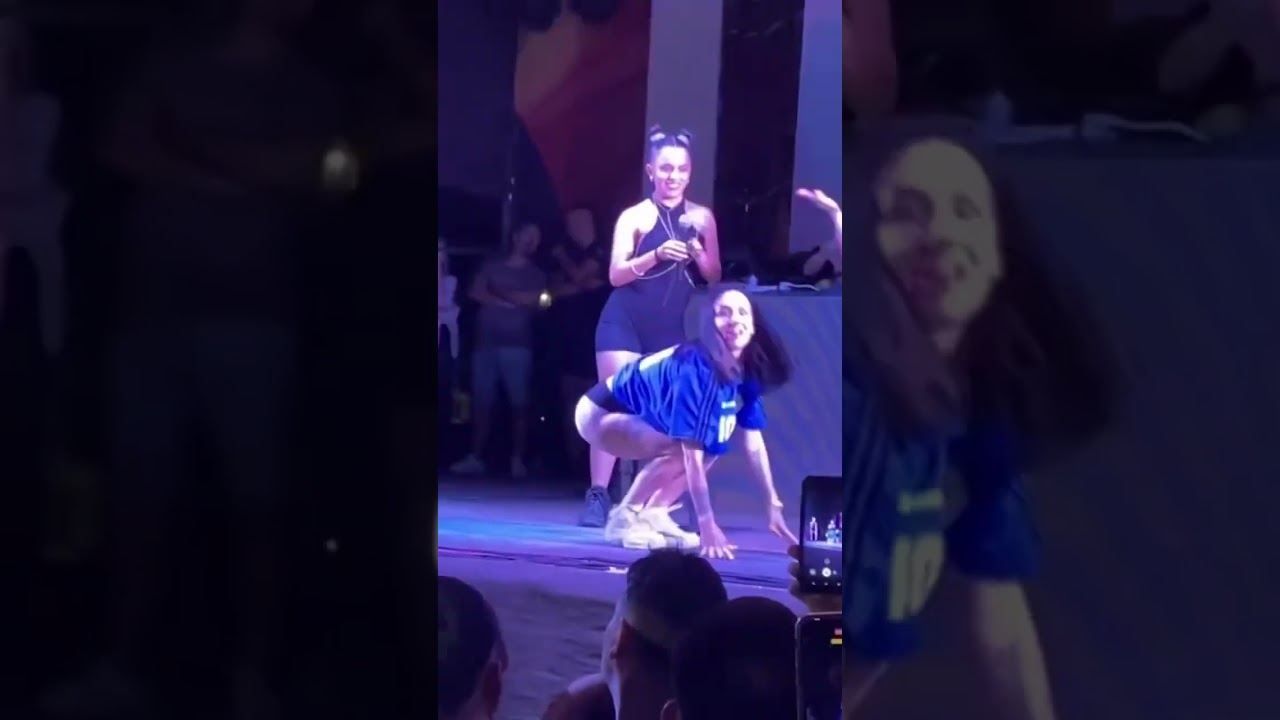La Joaqui perrea en su show