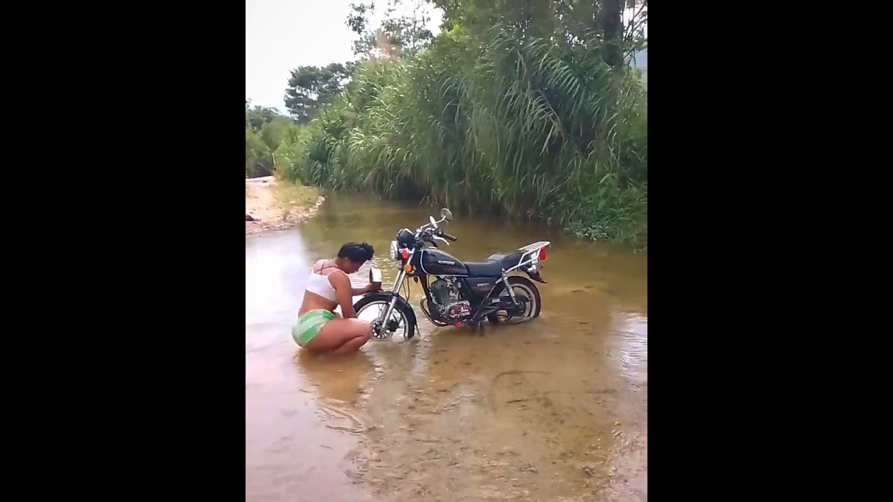 la maracucha lavando la moto
