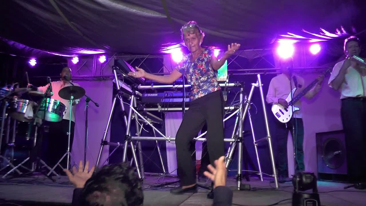 la tia lupe bailando con leo y sus teclados