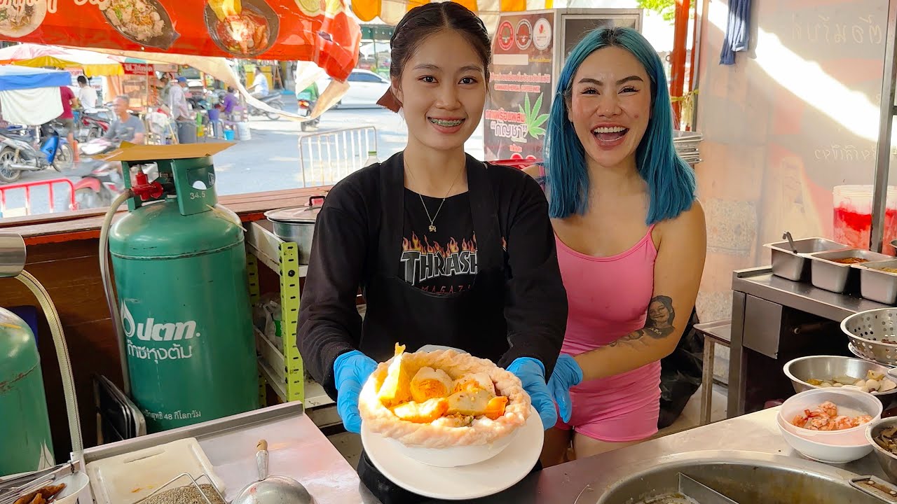 Lady chef who cooks the most unique pork noodles deliciously - Thai street food