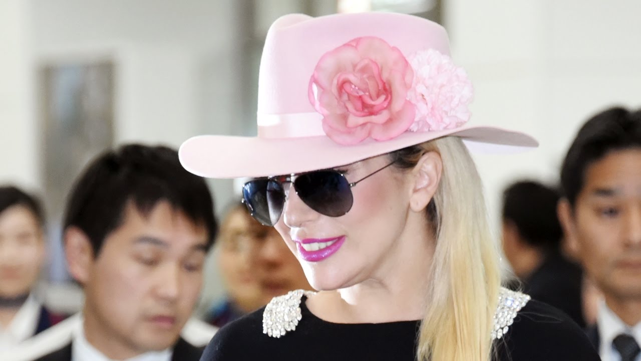 LADY GAGA Arrives In Japan & Greets Fans! レディー・ガガ、２年ぶり来日！空港でファンサービス