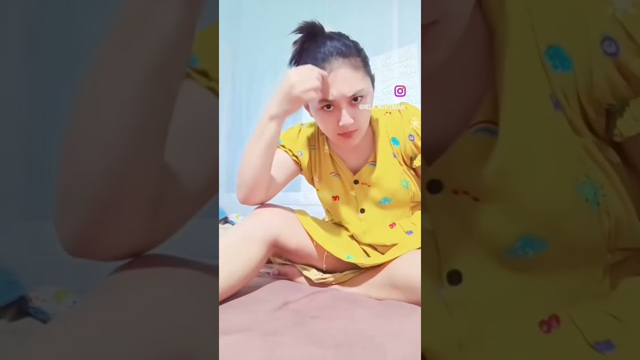 LAGI DUDUK SANTAI SAMBIL NGERINGIN RAMBUT