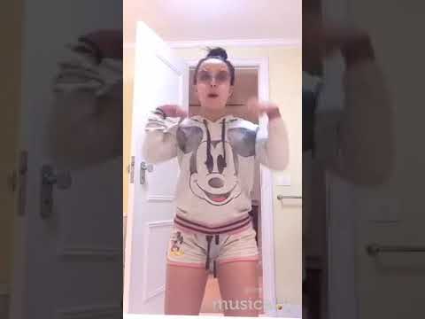 larrisa manoela mostrando o seu capo de fusca