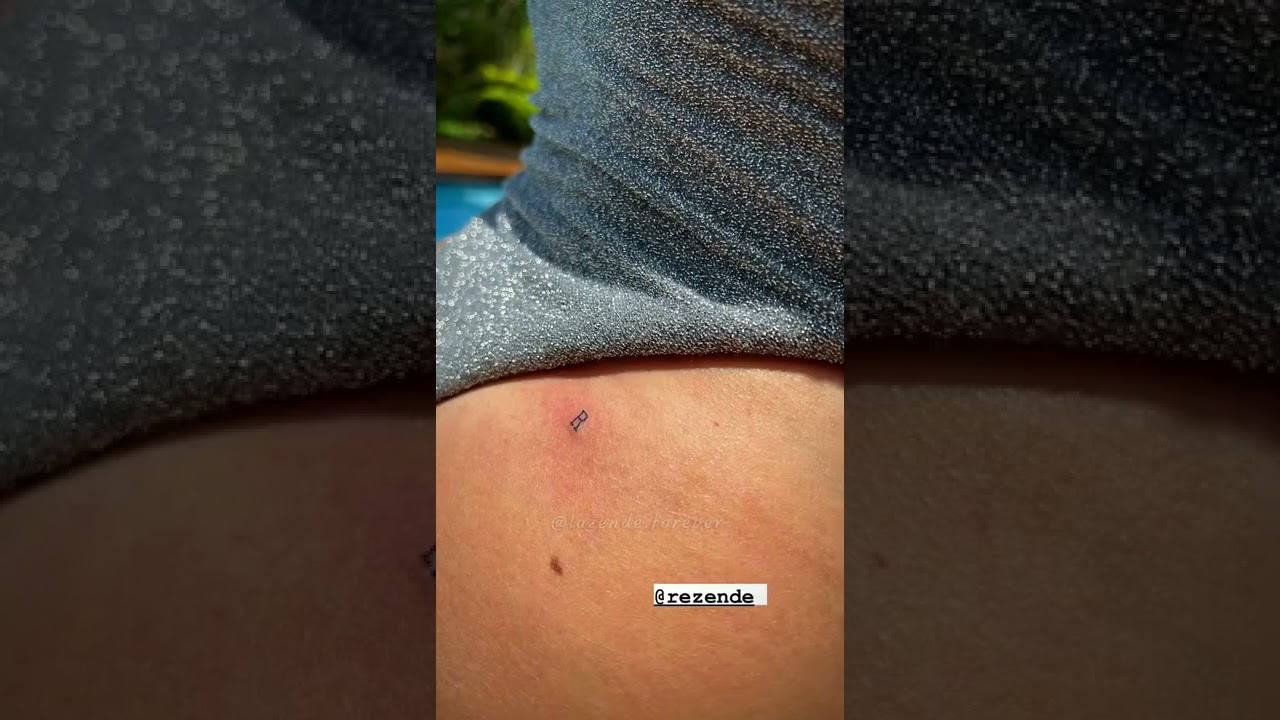 Laís e Rezende fazem tatto com suas iniciais! #lazende