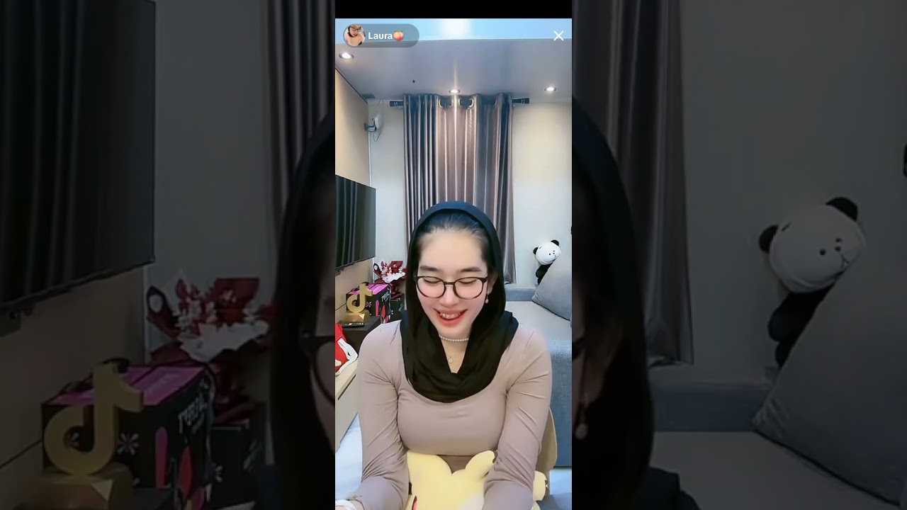 Laura Hijab Live