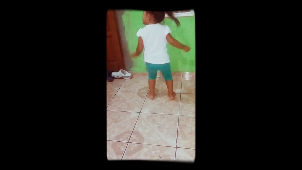 Layla  dançando  bonde das maravilhas