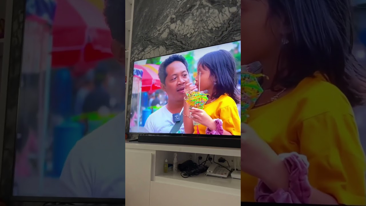 LEIKA & LEXIE LIKE WATCHING THEIR OWN YOUTUBE ON TV SO FUN #leika #viral #shorts