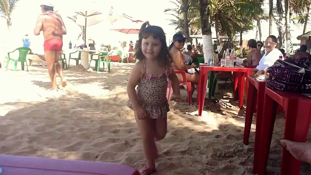 lele 4 anos  dançando luiz gonzaga muito engraçado